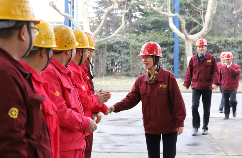 公司董事長(zhǎng)陳少慧率隊(duì)慰問一線職工