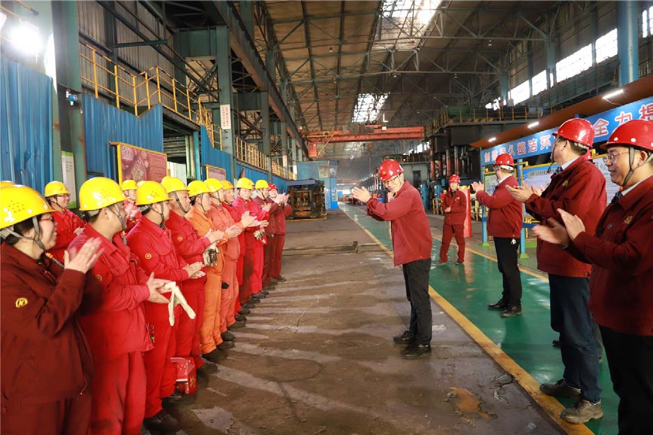 公司總經(jīng)理蔣建平率隊(duì)慰問一線員工