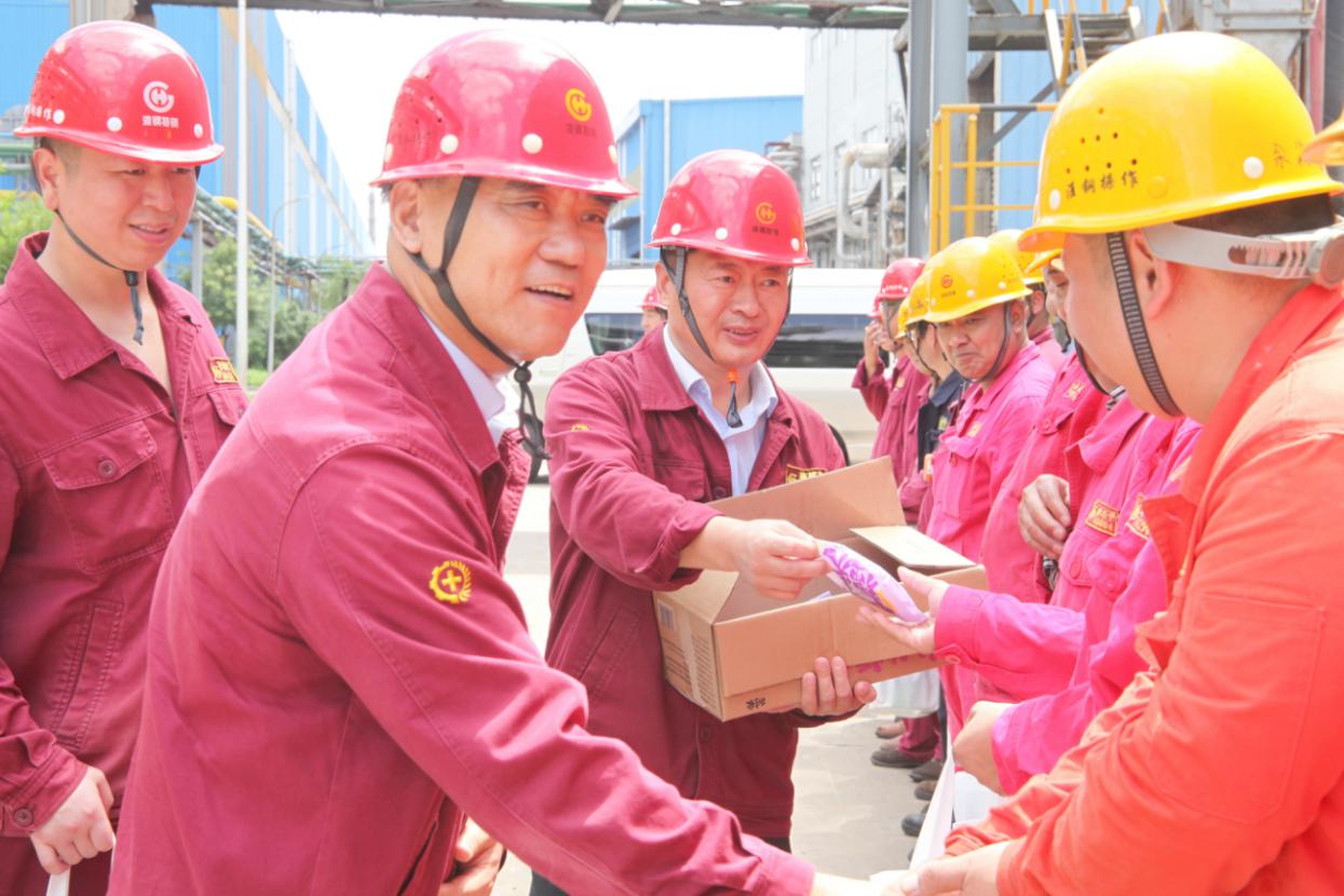 情系職工 夏送清涼 公司總經(jīng)理錢(qián)洪建率隊(duì)開(kāi)展高溫慰問(wèn)