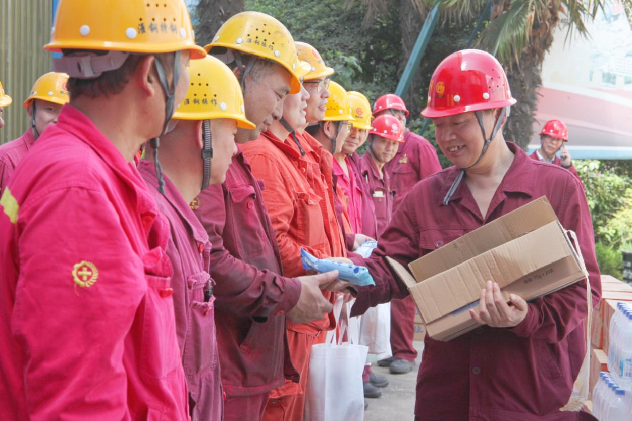 情系職工 夏送清涼 公司總經(jīng)理錢(qián)洪建率隊(duì)開(kāi)展高溫慰問(wèn)